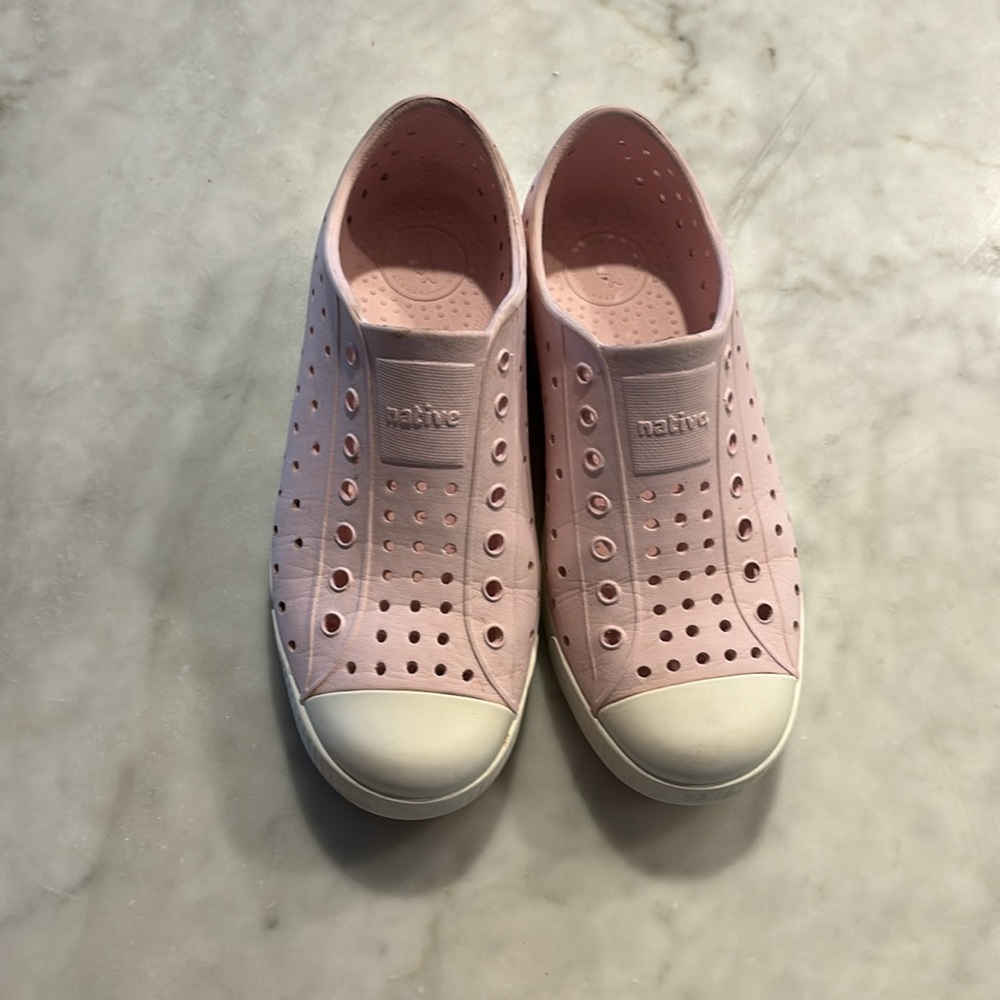 Native Jefferson milk pink shell white size 3